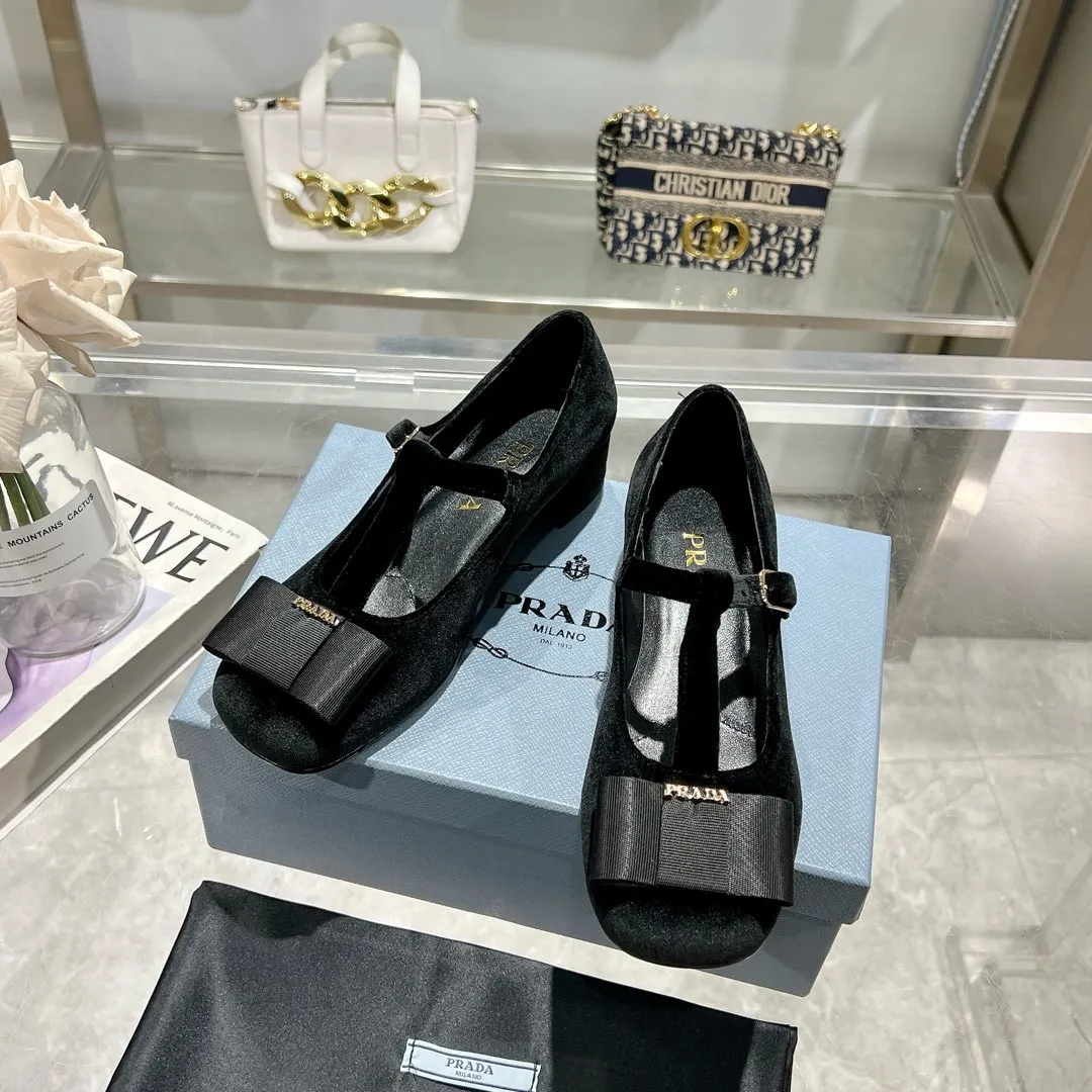 👟👟Ex-factory price 540👟👟 Prada 25ss early spring new model 🌟 Recommended by major bloggers in Xiaohongshu, showing classic charm. Injection-molded leather outsole, imported mixed-breed sheep lining. These velvet-textured pumps combine elegance with modern sophistication, and the delicate bow adds a romantic touch. The upper is decorated with grosgrain bow and metal buckle. Metal letter logo. Decorated with metal letter logo. Velvet texture covered heel with height 4.5cm. Size: 35 to 40 (41 is custom-made and cannot be returned or exchanged)